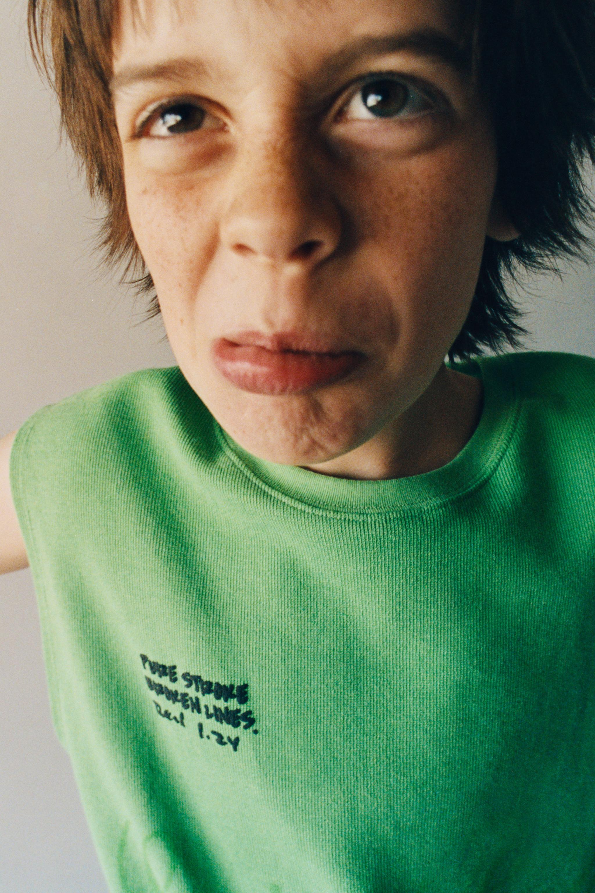 T-SHIRT SANS MANCHES AVEC INSCRIPTION EN RELIEF